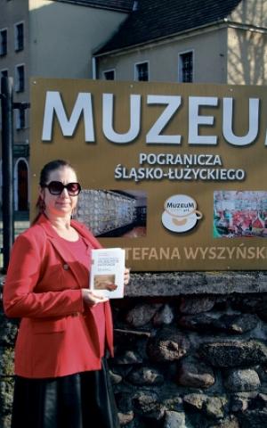 Awtorka dr. Justyna Michniuk pśed muzejom w Žarowje. Foto: Werner Měškank