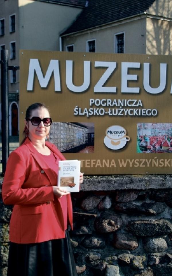 Awtorka dr. Justyna Michniuk pśed muzejom w Žarowje. Foto: Werner Měškank