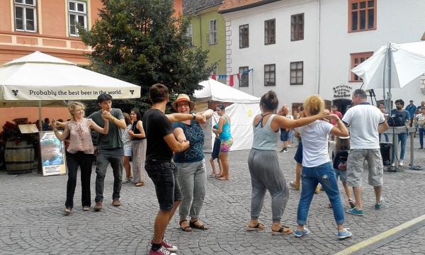 Publikum rejujo serbske reje pśed festiwalowem jawišćom w Sighi şoara. Foto: Jill-Francis Ketlicojc
