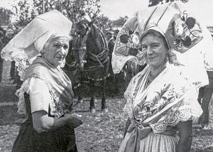 Mina Witkojc (napšawo) jo za zachopne lěta Weimarskeje republiki była pśisamem jadnuč ka žeńska w muskecem towaristwje. W »Delnjoserbskim wotrjedźe« w Budyšynje jo była druga zapisowaŕka. Foto: Serbski kulturny archiw