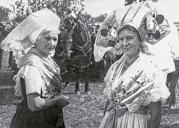Mina Witkojc (napšawo) jo za zachopne lěta Weimarskeje republiki była pśisamem jadnuč ka žeńska w muskecem towaristwje. W »Delnjoserbskim wotrjedźe« w Budyšynje jo była druga zapisowaŕka. Foto: Serbski kulturny archiw