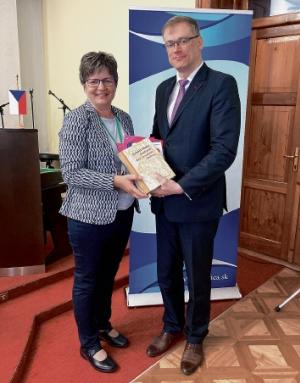 Předsydka Maćicy Serbskeje dr. Anja Pohončowa přepoda předsydźe Maticy Slovenskeje Mariánej Gešperej w ramiku 5. kongresa Maticow&amp;nbsp;a słowakskich kulturnych institucijow někotre serbske a němske knihi. Foto: dr. Ines Kellerowa
