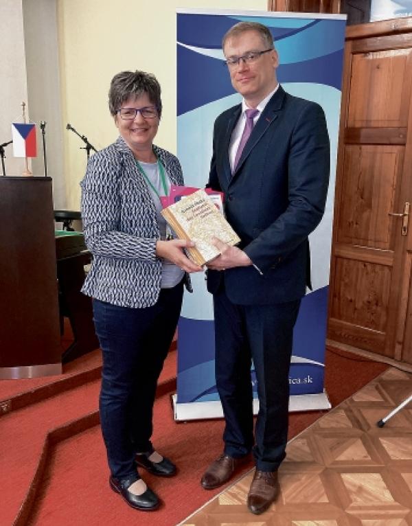 Předsydka Maćicy Serbskeje dr. Anja Pohončowa přepoda předsydźe Maticy Slovenskeje Mariánej Gešperej w ramiku 5. kongresa Maticow&amp;nbsp;a słowakskich kulturnych institucijow někotre serbske a němske knihi. Foto: dr. Ines Kellerowa