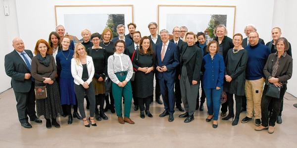 Wernisaža projekta «Wobrazy krajiny» 22. januara 2020. Wobdźělnicy su (wotlěwa) Igor Pucker (nawoda kulturneho wotrjada Korutanskeje), Edith Bernhofer (Robert Musilowy institut, Nora Leitgeb (MMKK), Heimo Strempfl (nawoda Musiloweho muzeja), Frauke Rahr, Mirjam Schmidt (MMKK), Anka Niemcec (projektna sobudźěłaćerka, Załožba za serbski lud), Iris Brankačkowa, Christina Boguszowa (nawodnica Budyskeho Serbskeho muzeja), Andreja Hribernik (direktorka KGLU Slovenj Gradec), Jan Budar (direktor Załožby za serbski lud), Marko Lipuš, Roman Uranjek (Irwin), Melitta Moschik, Karl Vouk, Peter Kaiser (krajny stotnik Korutanskeje), Andrej Savski (Irwin), Miran Mohar (Irwin), Hella Stoletzky, Nika Autor, Christina Kliemowa (kuratorka Choćebuskeho Serbskeho muzeja), Michael Kruscha, Christine Wetzlinger-Grundnig (direktorka MMKK), Borut Vogelnik (Irwin), Marko Peljhan, Jošt Franko, Zorka L-Weiss. (Z kolektiwa Irwina faluje Dušan Mandič). Foto: Ferdinand Neumüller