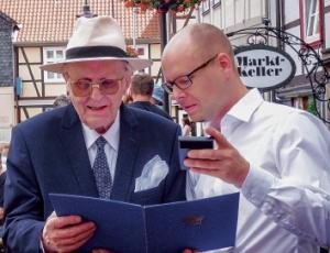 Dr. Kowalewski z předsydu Domowiny w lěće 2015 na měšćanskim swjedźenju we Łuchowje (Lüchow) po tym, zo je z rukow Statnika jako wuznamjenjenje za swoje dołholětne skutkowanje na dobro poćahow mjez Wendlandom a Serbami slěbornak «Dudak» z wopismom dóstał. Foto: Werner Sroka