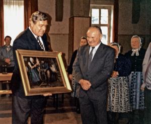 Při kładźenju zakładneho kamjenja za Serbski kulturny centrum w Slepom 21. winowca 1996 přepodawa dr. Kurt Häge wot firmy LAUBAG wjesnjanosće Helmutej Hantschej mólbu »Při kołwróće« (»Am Spinnrad«) jako dar za gmejnu. Nakup małoformatneho wobraza sta so tohorunja přez posrědkowanje Hartmuta Völkerlinga, kiž běše jón w antikwariaće w Ravensburgu blisko Bodamskeho jězora wotkrył. Dalša mólba ze samsnym motiwom namaka so w priwatnym wobsydstwje. Čas nastaća 1904, wustajena na Sakskej wuměłstwowej wustajeńcy w Drježdźanach 1906. Foto: Kólesko z.t.
