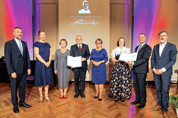Składnostnje přepodaća Mytow Ćišinskeho: zapósłanc Marko Šiman, předsydka załožboweje rady Susann Šenkec, lawreataj Myta Ćišinskeho Trudla a Jan Malinkec, ministerka Barbara Klepsch, lawreataj spěchowan skeho Myta Ćišinskeho Jadwiga a Fabian Kaulfürstec a direktor Załožby za serbski lud Jan Budar (wotlěwa) Foto: Jurij Helgest