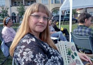 Źilka dnja 6. septembra na 13. Łužyskem festiwalu lyriki w zagrodowem měsće Marga. Jo dostała awtorske eksemplary ›Lyrikzin 11‹, kótarež pśinjaso wuknicam sobu. Foto: Michael Meyer