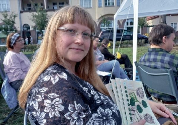 Źilka dnja 6. septembra na 13. Łužyskem festiwalu lyriki w zagrodowem měsće Marga. Jo dostała awtorske eksemplary ›Lyrikzin 11‹, kótarež pśinjaso wuknicam sobu. Foto: Michael Meyer