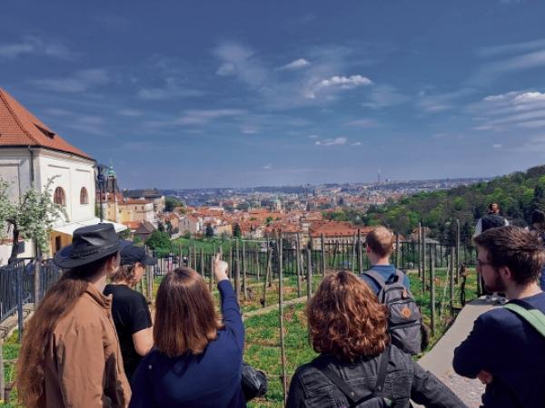 Při wuchodźowanju na slědach Jurja Wićaza mějachu studenća krasny wuhlad na Prahu. Foto: Juliana Kaulfürstowa