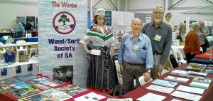 Južnoawstralske serbske towarstwo wobdźěli so 2016 ze swójskim stejnišćom na genealogiskej wustajeńcy w Adelai de. Brian Hennig (nalěwo) a předsyda Lyall Kupke wopytowarjow wo Serbach informowaštaj. Foto: Wend/Sorb Society of South Australia