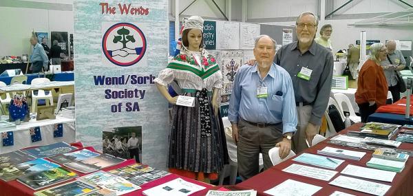 Južnoawstralske serbske towarstwo wobdźěli so 2016 ze swójskim stejnišćom na genealogiskej wustajeńcy w Adelai de. Brian Hennig (nalěwo) a předsyda Lyall Kupke wopytowarjow wo Serbach informowaštaj. Foto: Wend/Sorb Society of South Australia